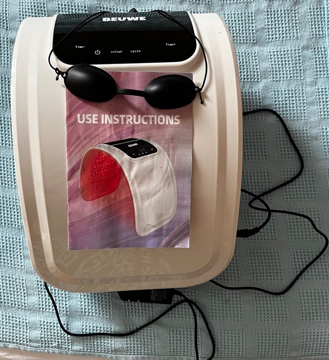 Beuwe LED Light Therapy Device