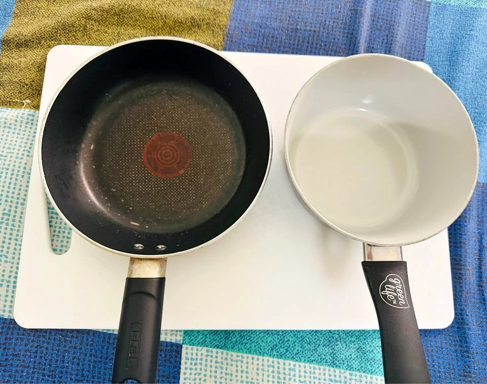 Set of 2 cooking pans - excellent condition