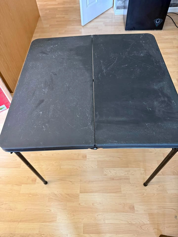 Folding table