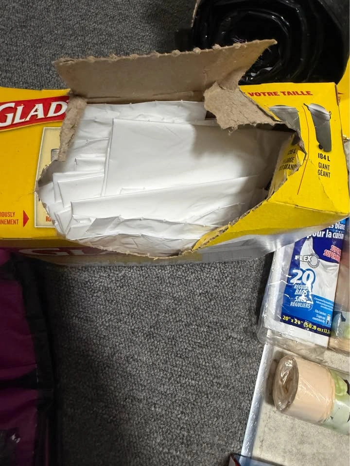 Lots of Garbage bags with insulated food bag - photo 4