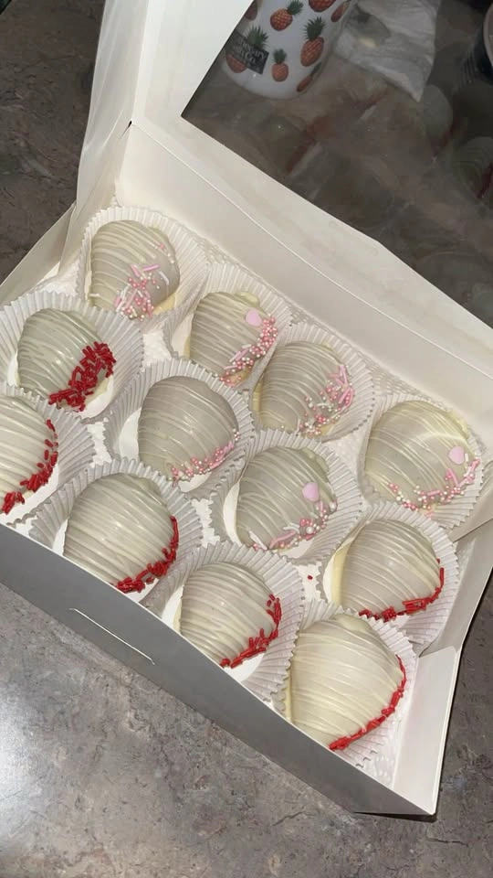 chocolate covered strawberries 🍓🤍 - photo 3