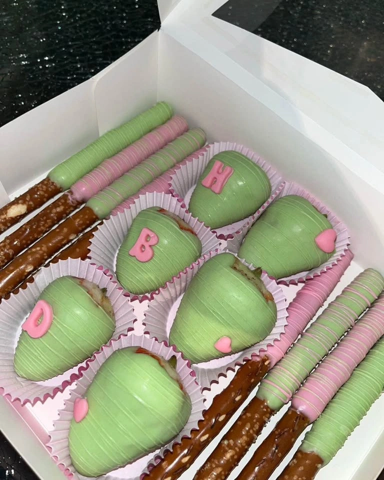 chocolate covered strawberries 🍓🤍 - photo 4
