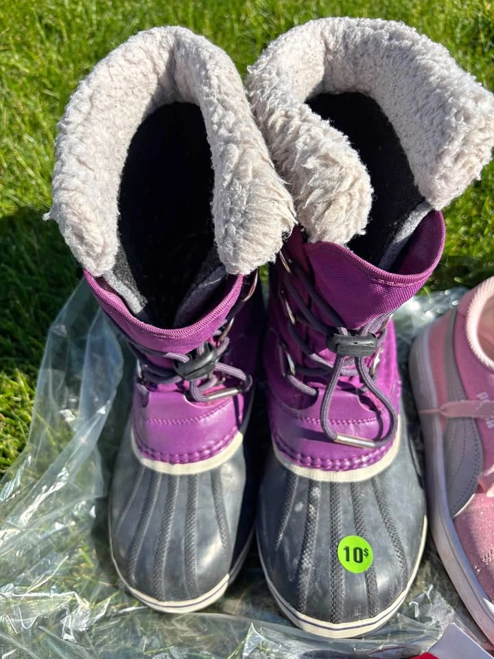 Kids Girls Sorel Winter Boots Purple Size 5 - Great Condition