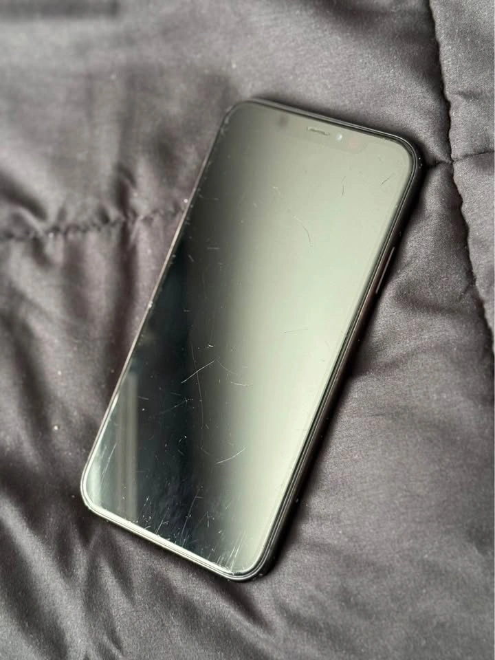 iPhone XR - 64GB - $90 - photo 3
