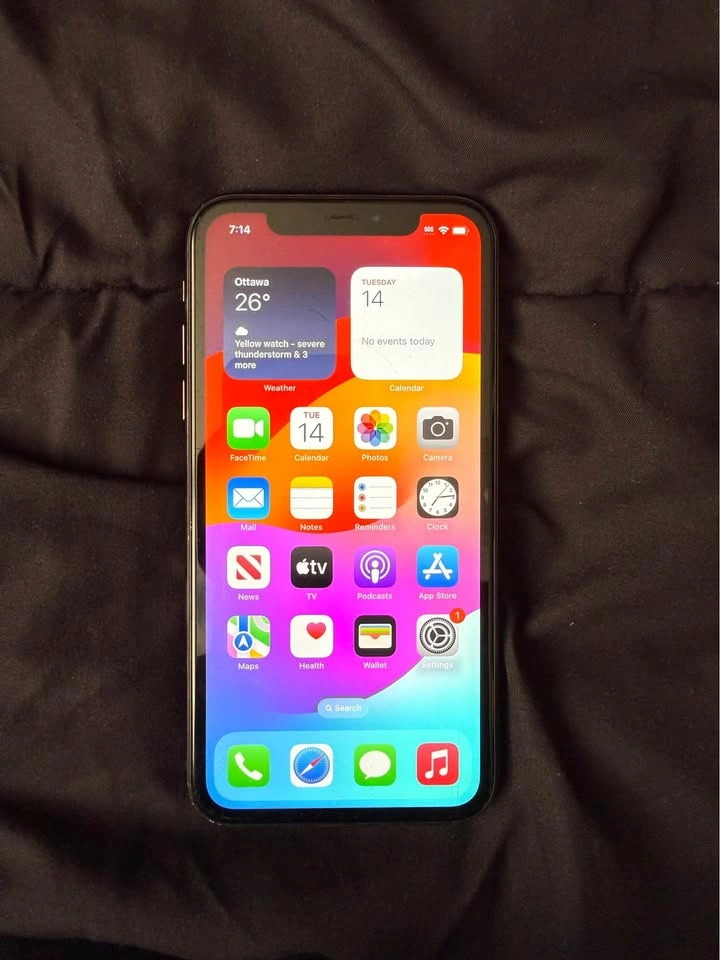 iPhone XR - 64GB - $90 - photo 4