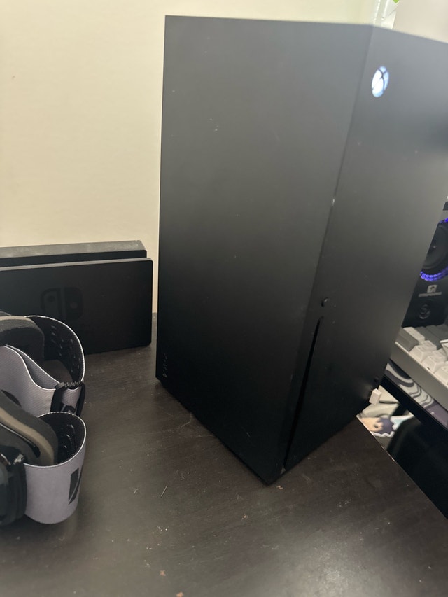 Xbox Series X with two controllers - photo 3