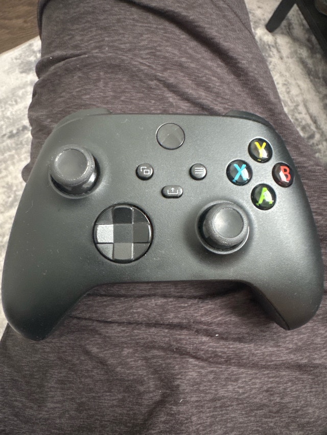 Xbox Series X with two controllers - photo 5