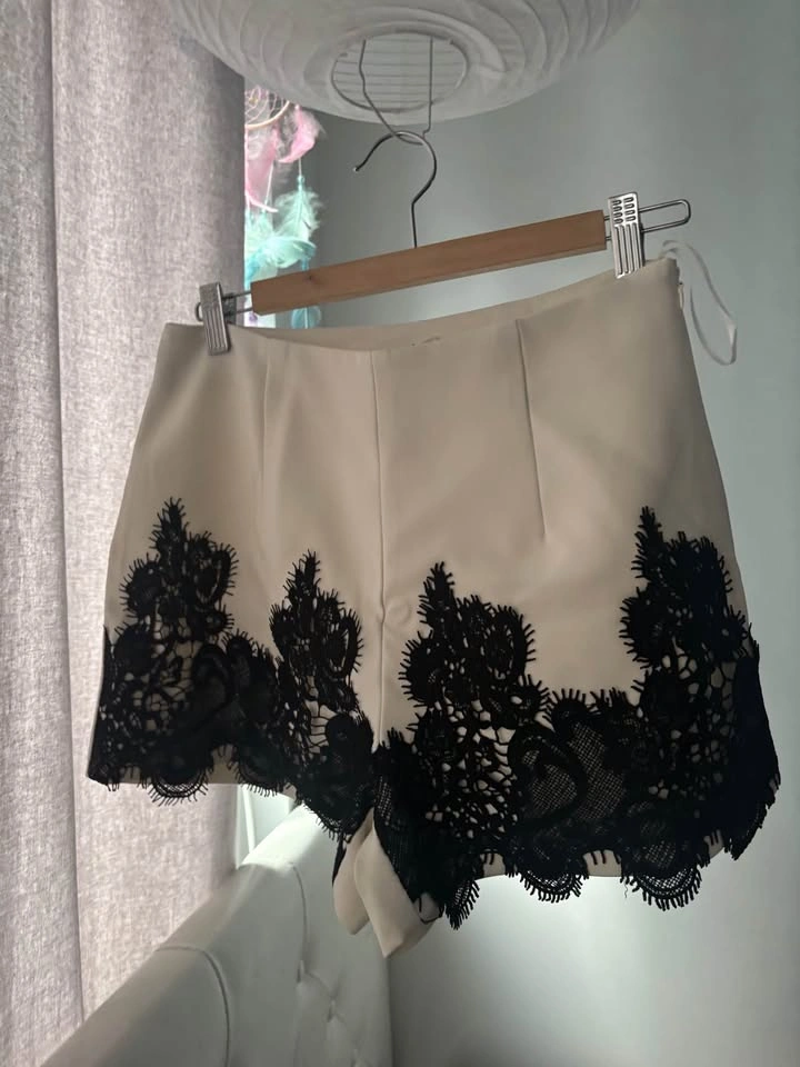 Cream High-Waisted Shorts with Black Lace Trim - photo 2