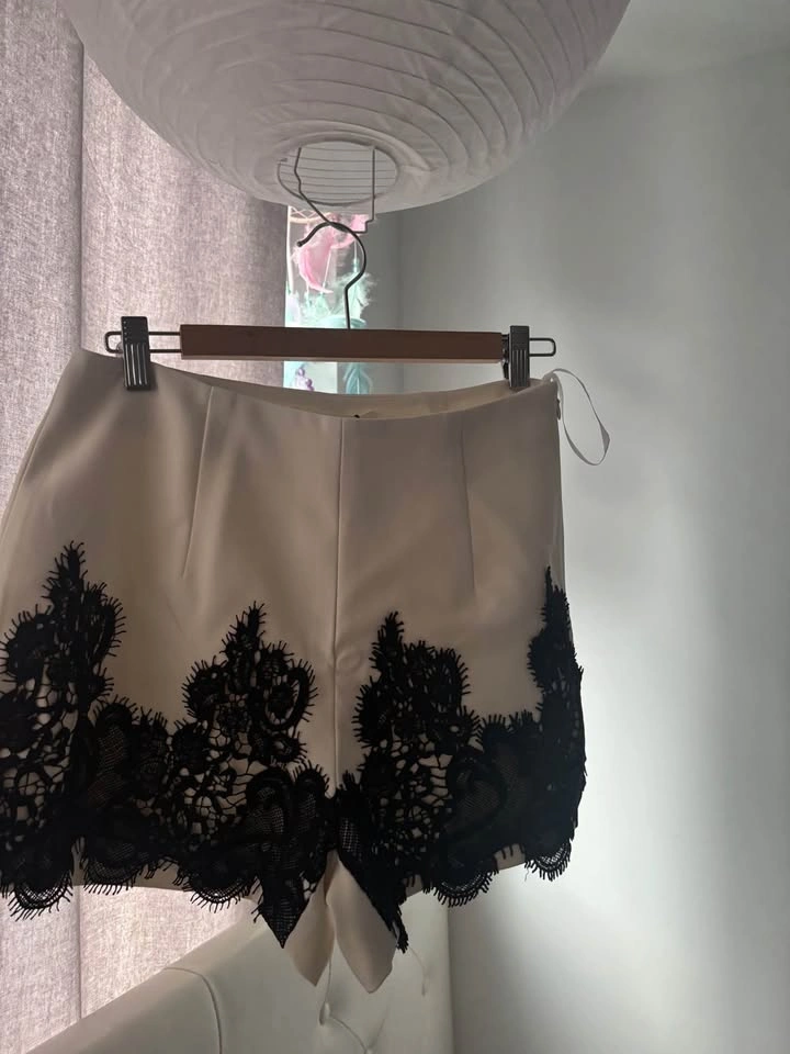 Cream High-Waisted Shorts with Black Lace Trim - photo 3