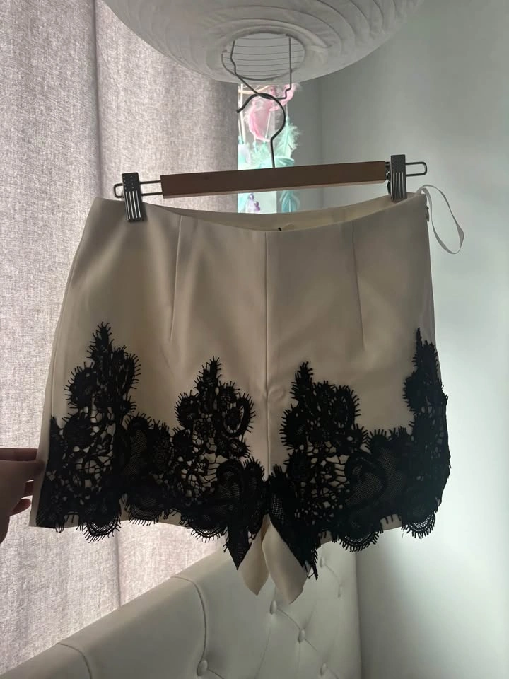 Cream High-Waisted Shorts with Black Lace Trim - photo 4