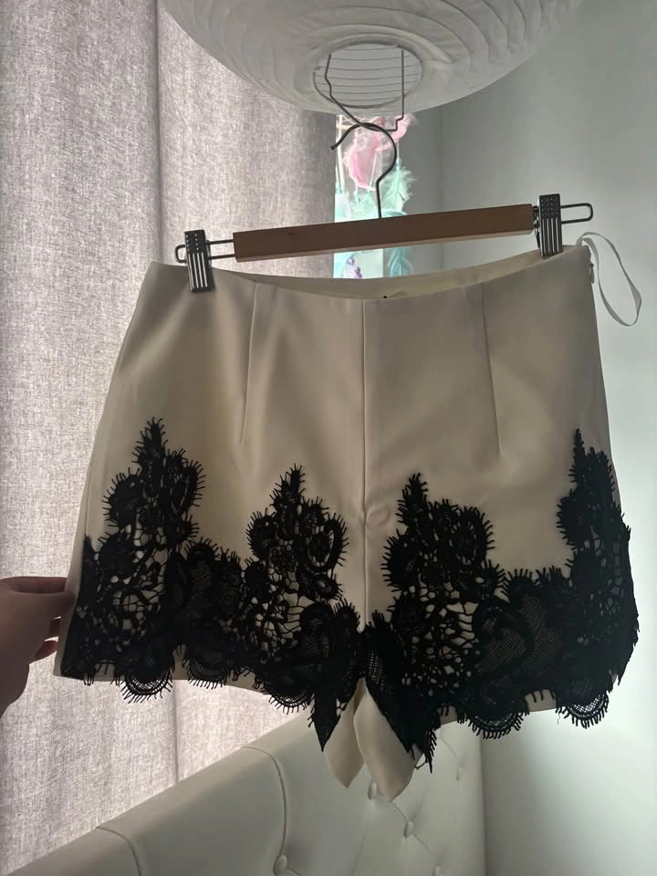 Cream High-Waisted Shorts with Black Lace Trim - photo 5