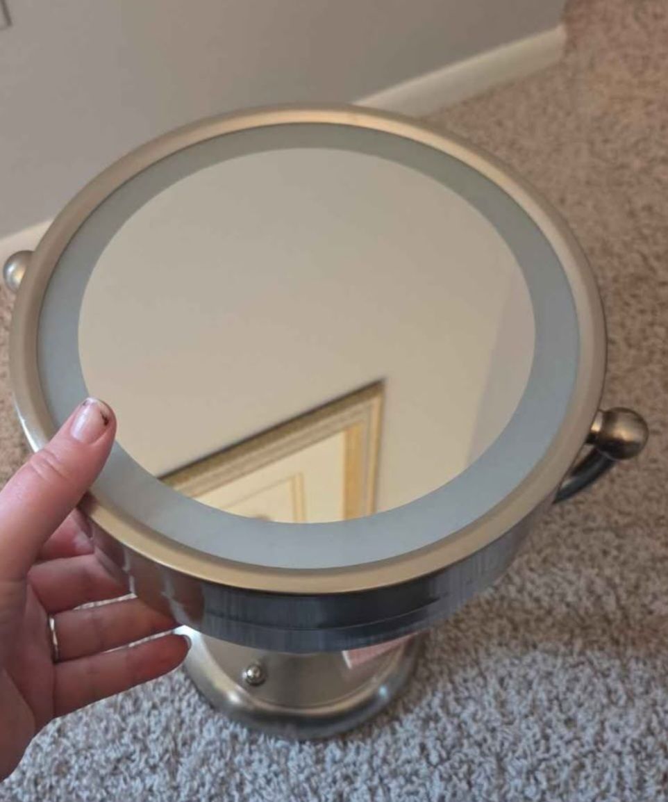 Illuminated Vanity Mirror - photo 2