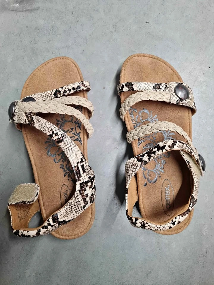 Beautiful sandals size 5.5 or 35.5