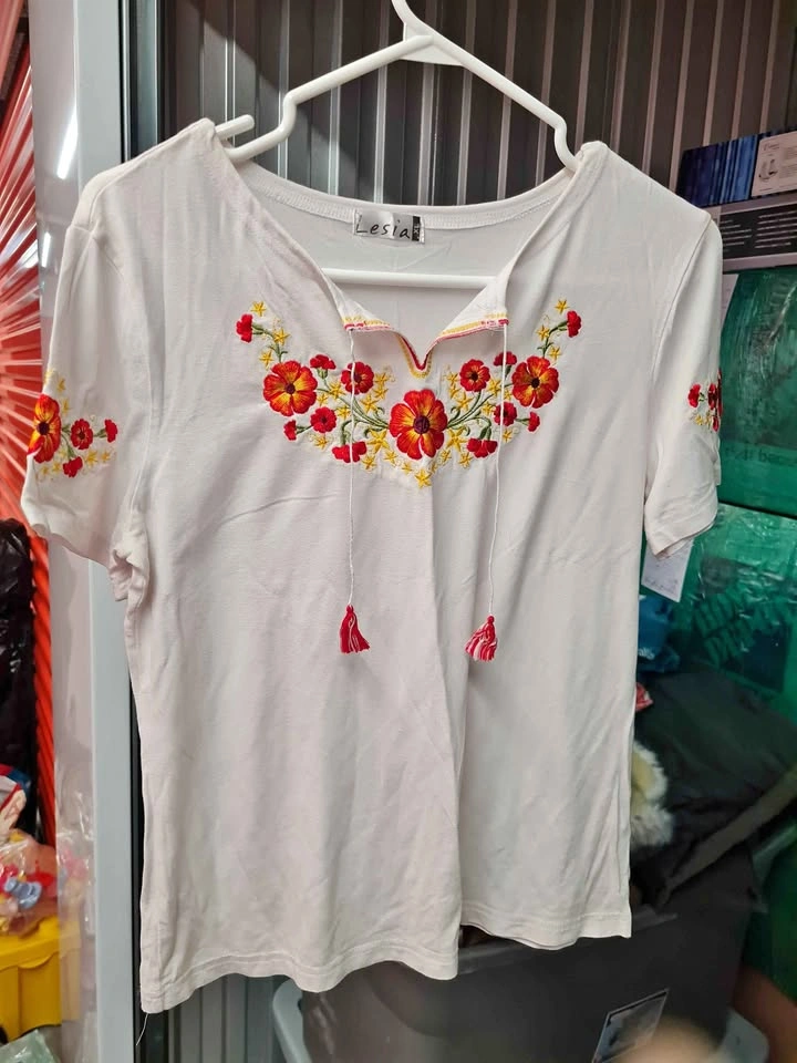 Ukrainian Embroidery T-shirt size XL more like L