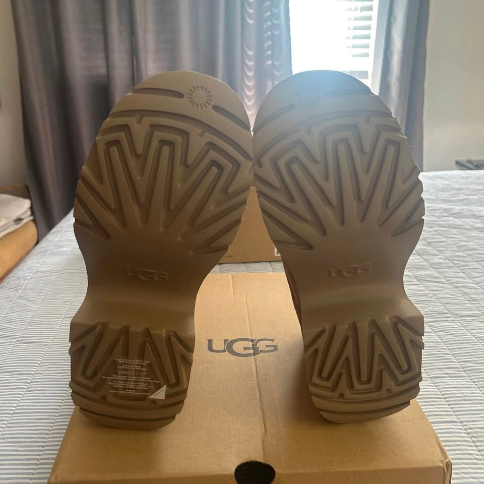 New in box UGG Classic Chestnut heeled Platform tan Boots Size 9 - photo 3