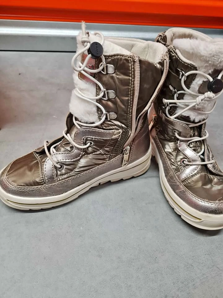 Winter boots for girls sizes 1 & 3