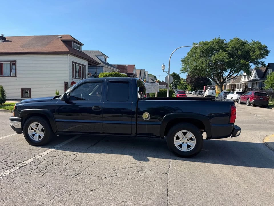 2007 Chevrolet 1500 Regular Cab · Short Bed - photo 2