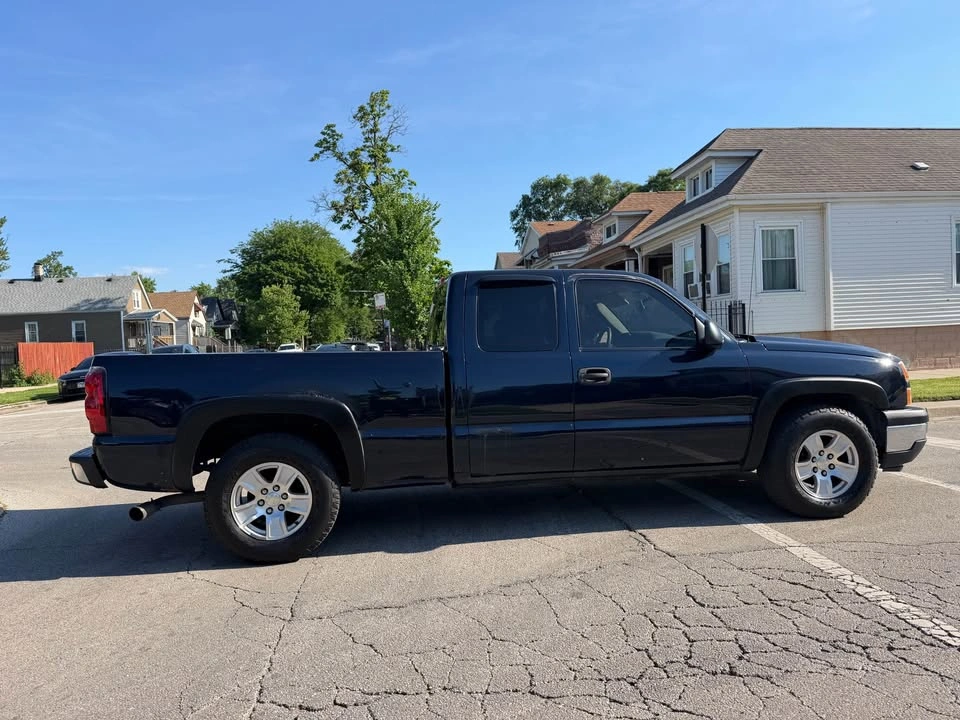 2007 Chevrolet 1500 Regular Cab · Short Bed - photo 3
