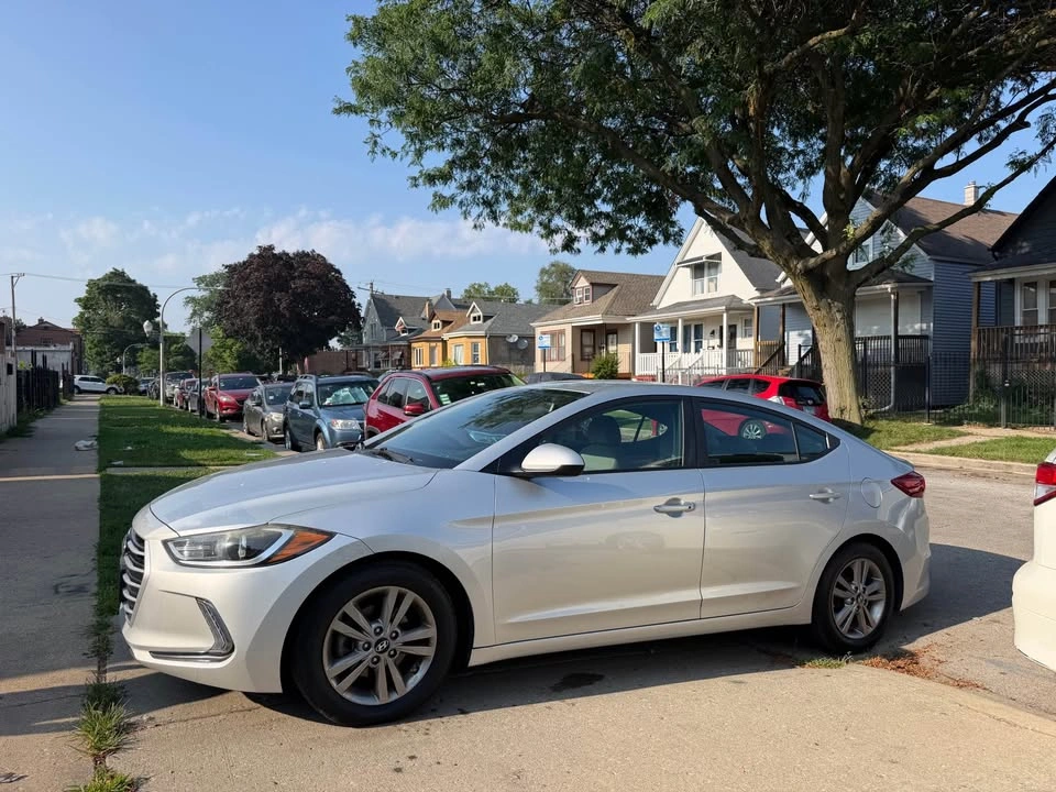 2017 Hyundai Elantra · Limited Sedan 4D - photo 2