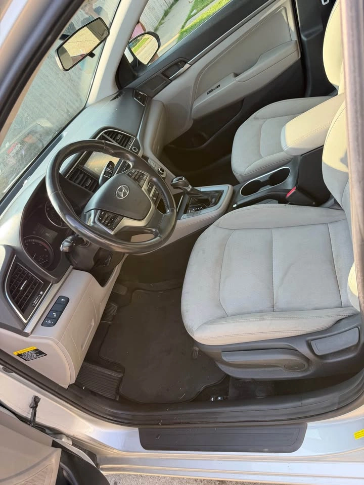 2017 Hyundai Elantra · Limited Sedan 4D - photo 4