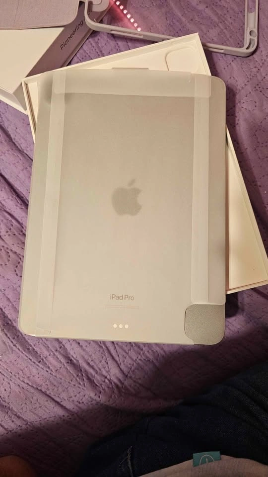 Brand New Apple iPad Pro 11" M2 256GB Bundle with Accessories - photo 2