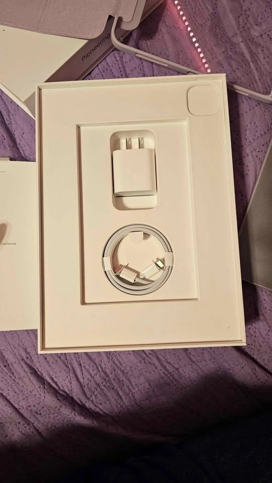 Brand New Apple iPad Pro 11" M2 256GB Bundle with Accessories - photo 3