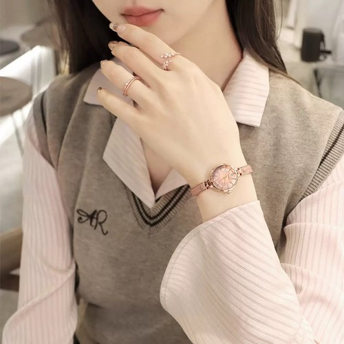 Stylish Women's Quartz Watch with Bracelet Strap - photo 2
