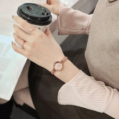 Stylish Women's Quartz Watch with Bracelet Strap - photo 3