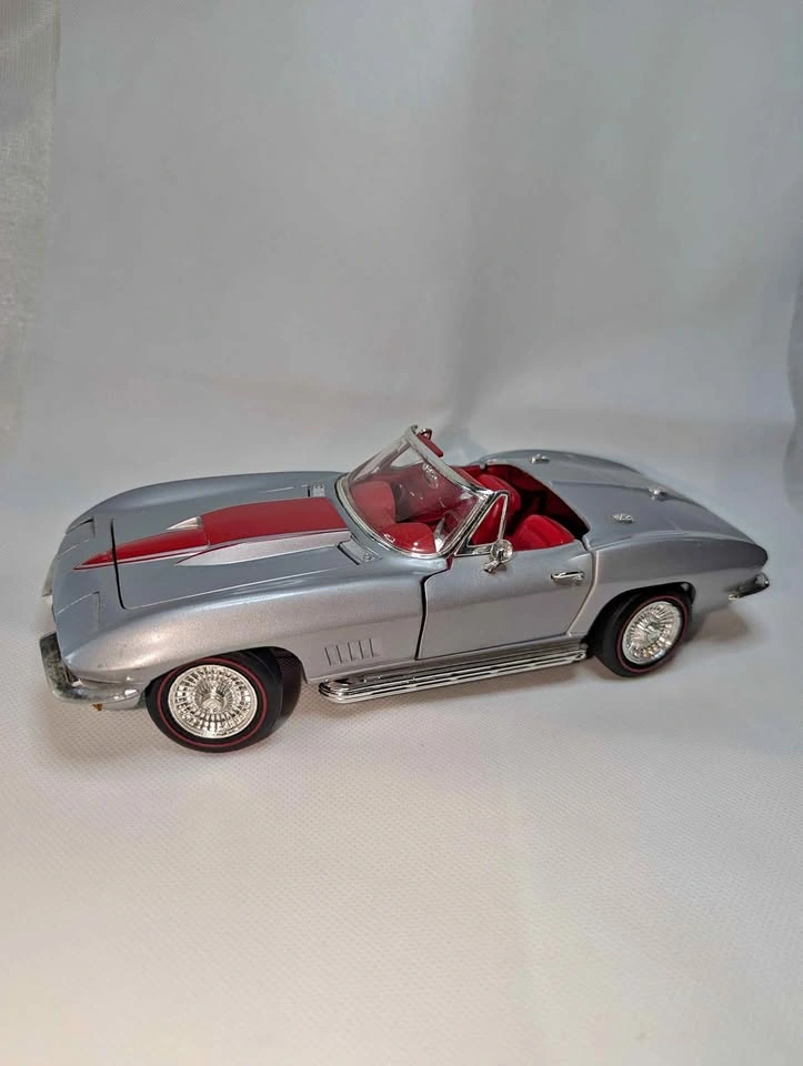 1967 Chevrolet Corvette Stingray 427 Diecast Model Car