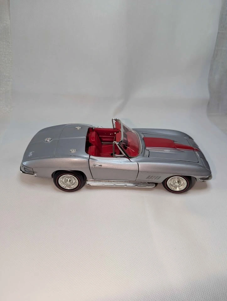 1967 Chevrolet Corvette Stingray 427 Diecast Model Car - photo 3