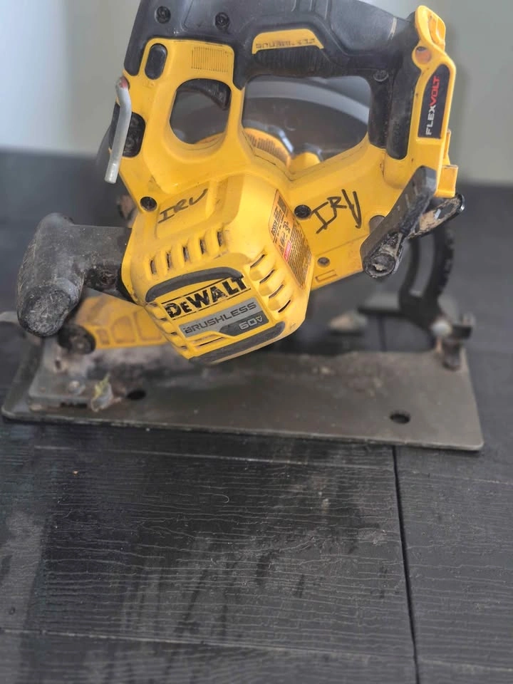 DEWALT FLEXVOLT 60V MAX Brushless 7-1/4" Circular Saw - photo 2