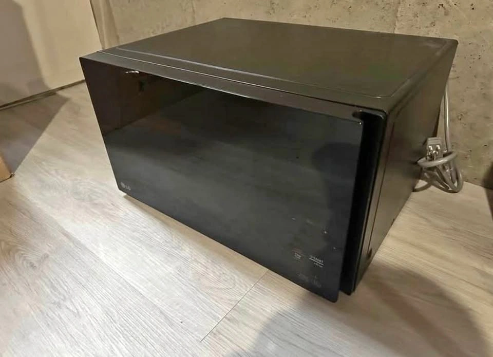 Countertop microwave large size ( 1.5 cu.ft. Black glass)