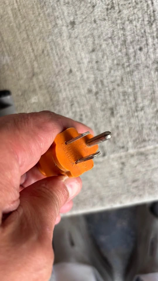 20 ft 16 gauge 3 prong extension cord on reel - photo 2