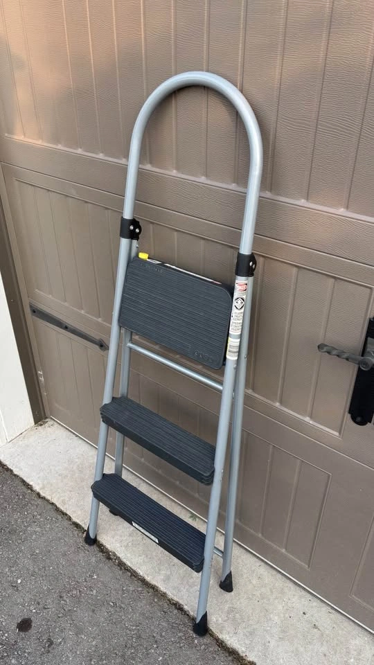 Cosco Three Step Step Stool, 225-lb Capacity, 3.5ft - photo 3