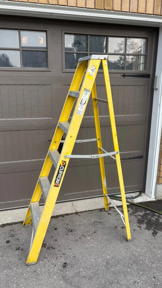 6 ft fiberglass step ladder - photo 2