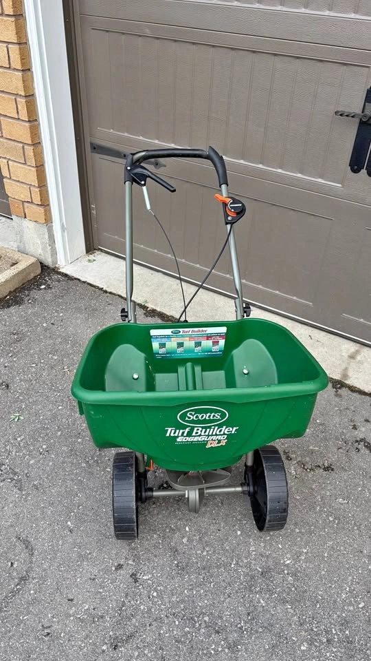Scotts Turf Builder EdgeGuard DLX Broadcast Spreader