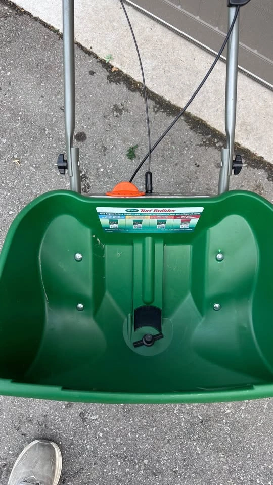 Scotts Turf Builder EdgeGuard DLX Broadcast Spreader - photo 3