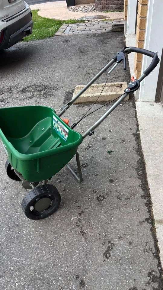 Scotts Turf Builder EdgeGuard DLX Broadcast Spreader - photo 5