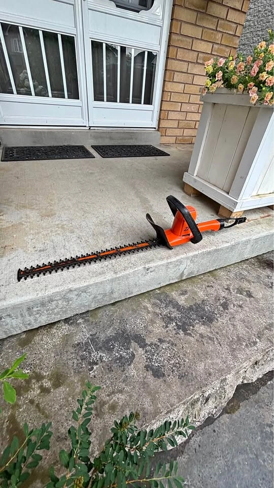 Black&Decker 22 inch Hedge Trimmer (corded electric)