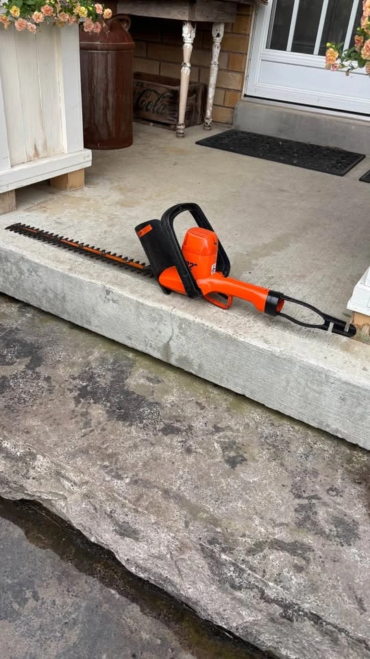 Black&Decker 22 inch Hedge Trimmer (corded electric) - photo 2