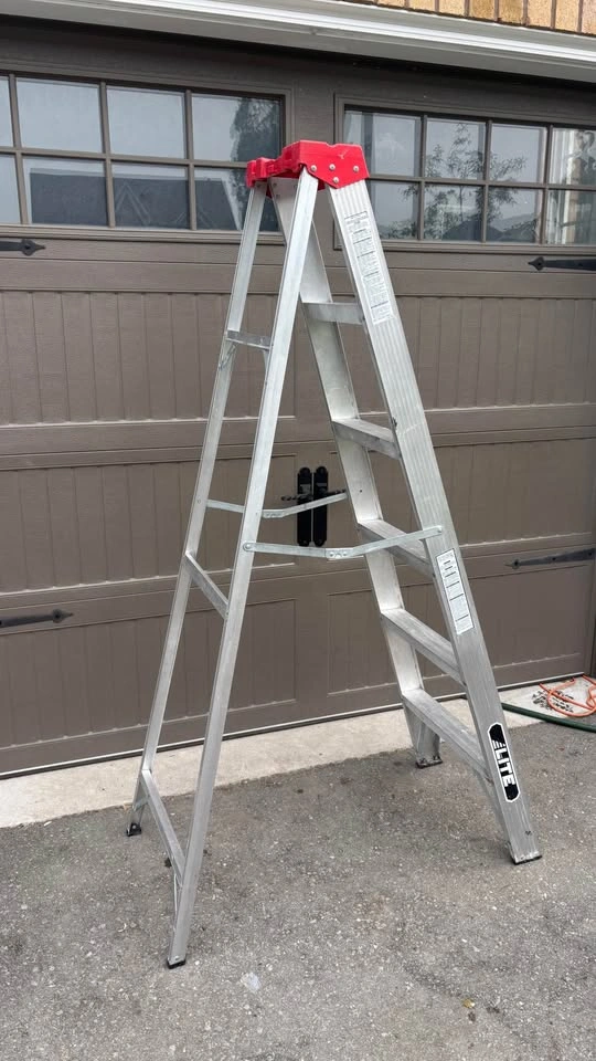 6 foot aluminum step ladder - photo 2