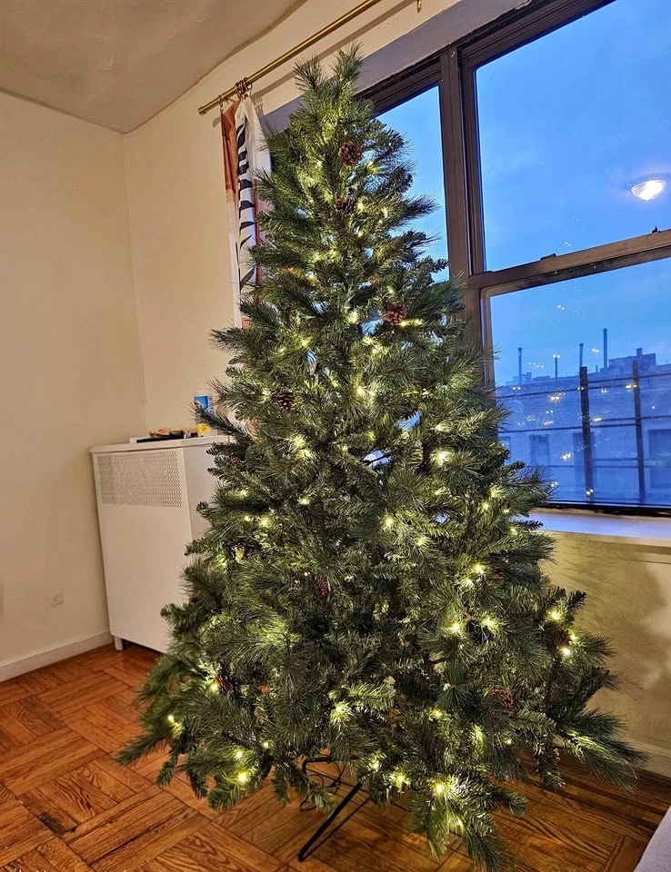 Pre-lit 6 ft Christmas tree