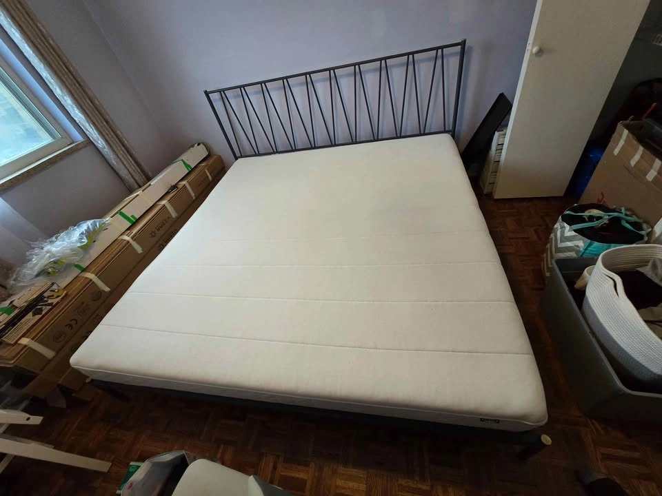 King Metal Platform Bed Frame – Like New - photo 3