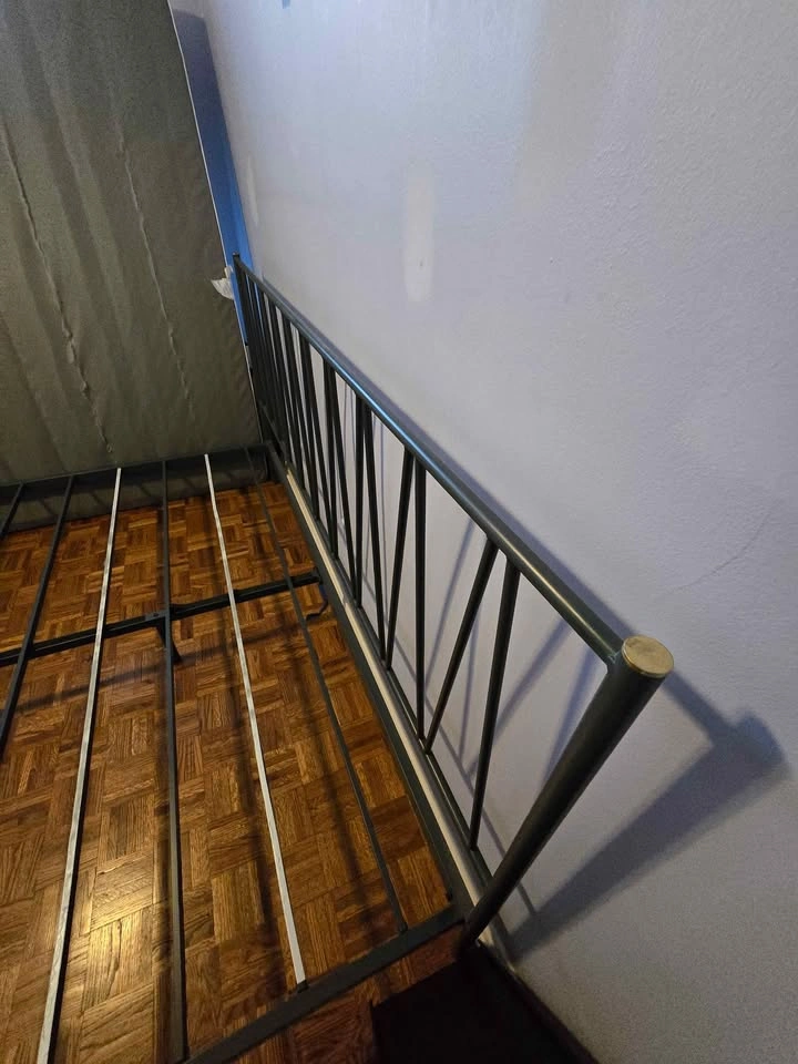 King Metal Platform Bed Frame – Like New - photo 4