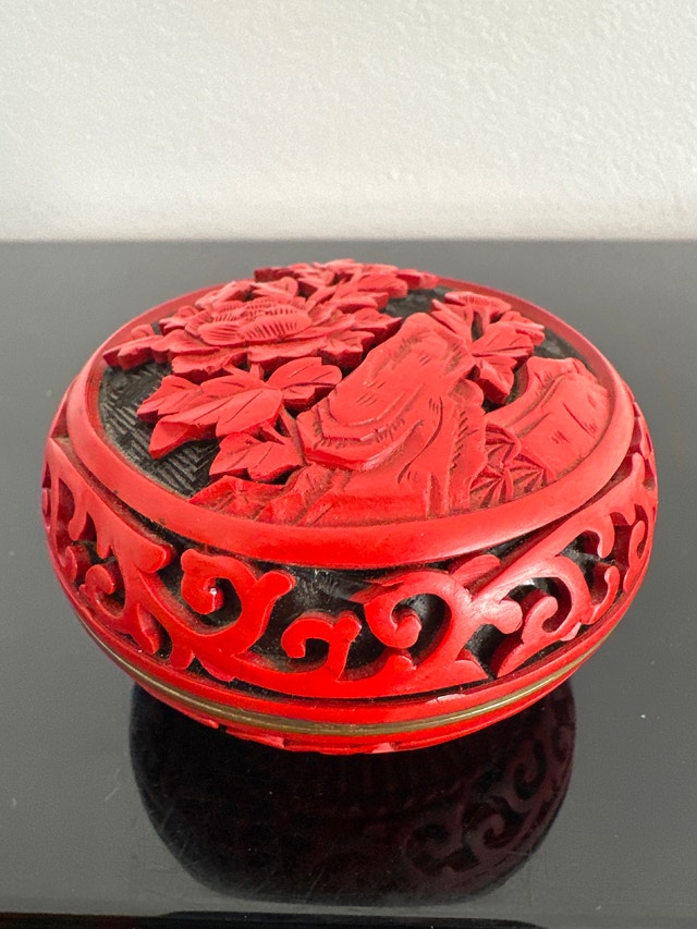 Vintage Chinese cinnabar hand-carved trinket box