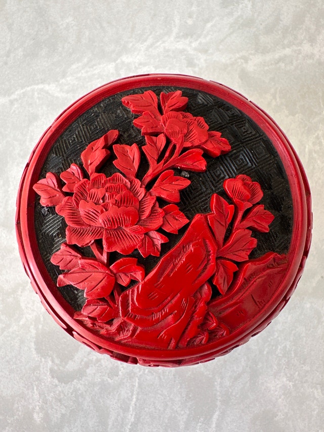 Vintage Chinese cinnabar hand-carved trinket box - photo 3