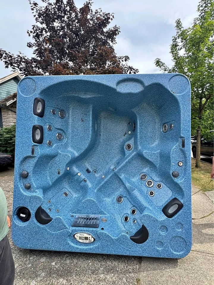 Huge Coast Spas Family Hot Tub