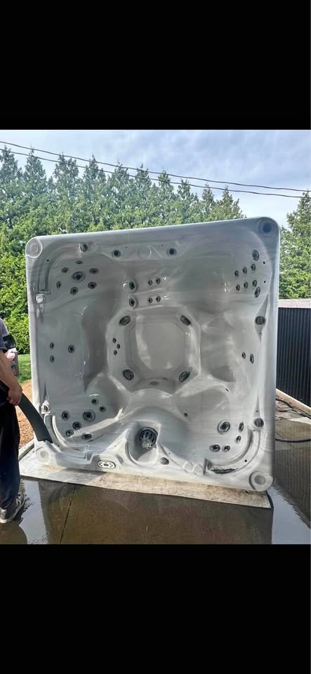 6 person hot tub. Free delivery and full warranty.
