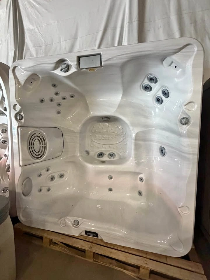Jacuzzi hot tub, full warranty and installation available