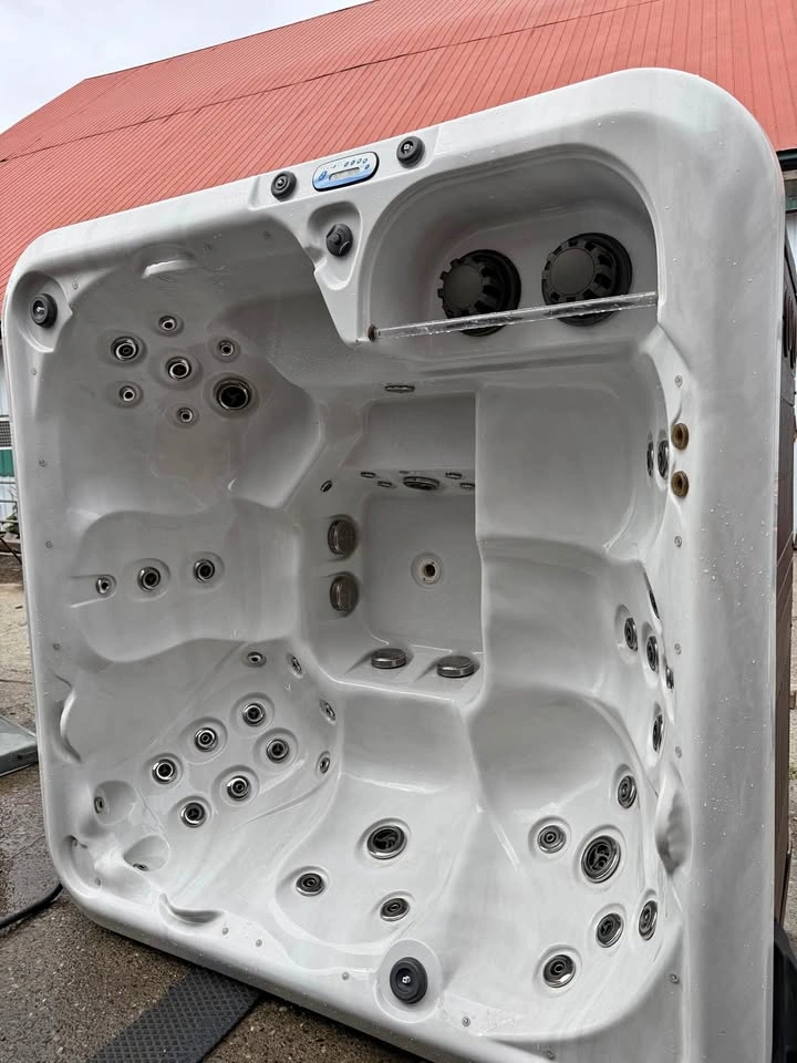 Lazy boy hot tub. Full warranty.